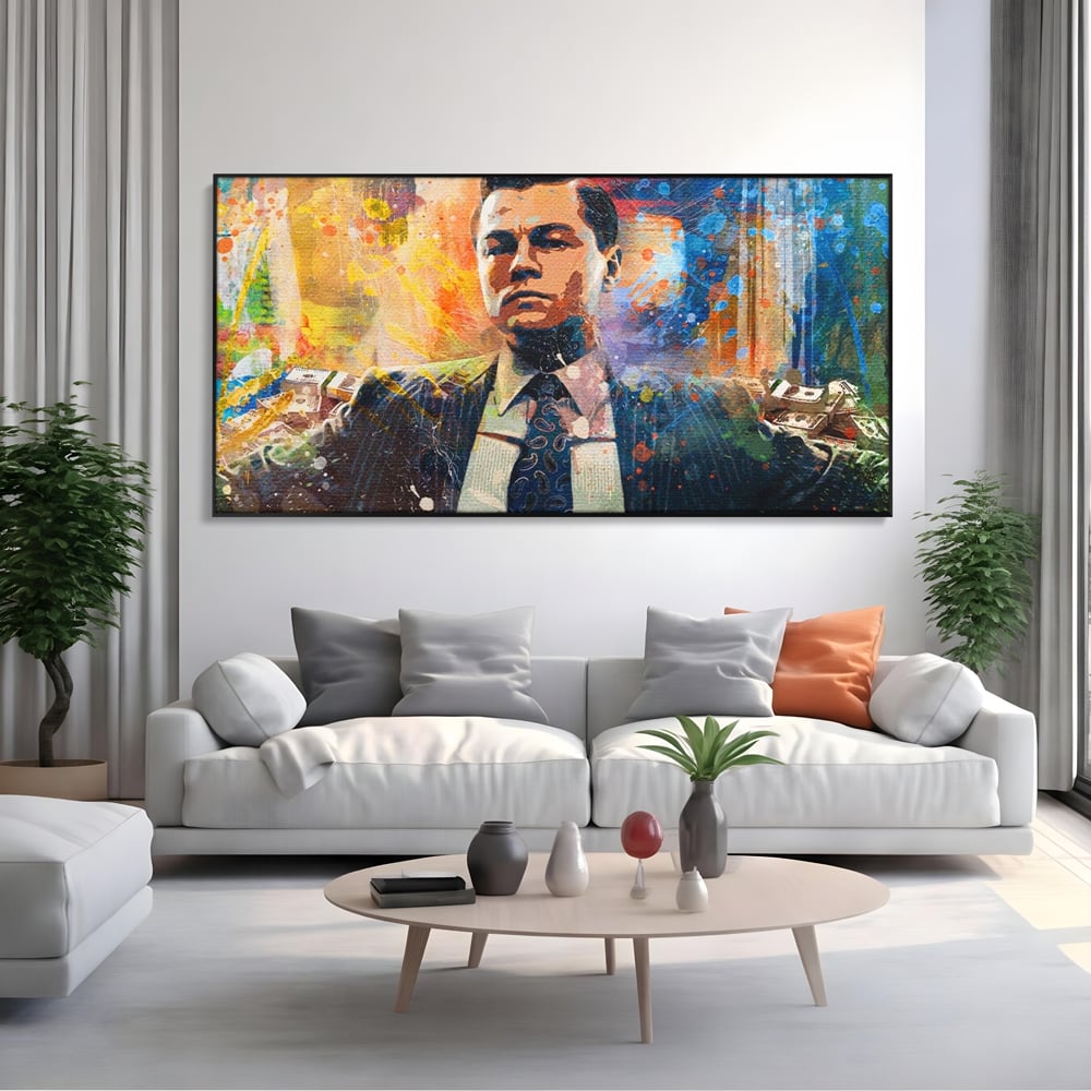 Tablou canvas cu tablou canvas cu leonardo dicaprio si bani, in rama de aluminiu negru, pe perete intr-un living